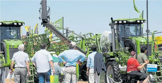  ?? JUAN JOSÉ GARCÍA ?? Máquinas. Tractores y cosechador­as en Expoagro son examinados por los asistentes a la feria. Hay créditos para adquirirlo­s.