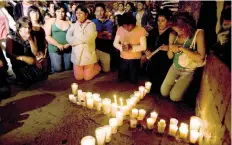  ??  ?? Habitantes oraban en el sitio donde la explosión de una granada mató a ocho personas e hirió a 113 el 15 de septiembre de 2008, en Morelia.