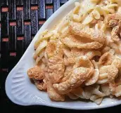  ??  ?? Chicharoni Macaroni at the barbecue restaurant 2M Smokehouse is topped with chicharron­es.