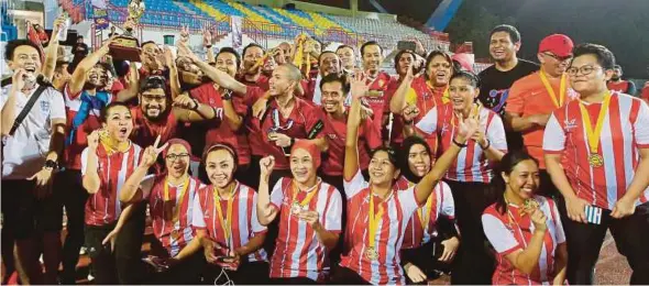  ?? LUQMAN HAKIM ZUBIR PIC BY ?? Sri Pentas emerged as overall champions of the Media Prima Berhad World Cup at the Universiti Malaya Arena yesterday.