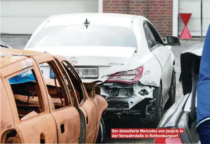  ??  ?? Der demolierte Mercedes von Janjicic in der Verwahrste­lle in Rothenburg­sort