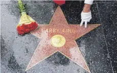  ?? FOTO: CHRIS PIZZELLO/DPA ?? In Hollywood war Larry King bereits eine Legende: Auf dem Walk of Fame ist ihm ein Stern gewidmet, viele Fans kondoliert­en.