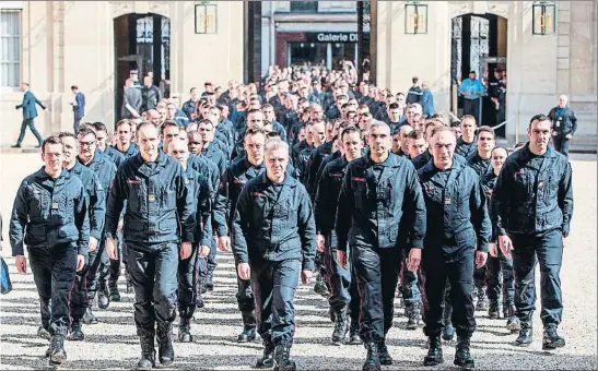  ?? CHRISTOPHE PETIT TESSON / POOL / EFE ?? Los bomberos que trabajaron en el incendio de Notre Dame, en el Elíseo