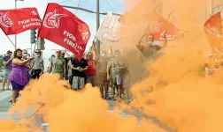  ??  ?? Alla stazione Gli operai Gkn ieri in corteo (Cambi/Sestini)