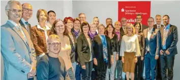  ?? Foto: Sparkasse ?? Die Sparkasse Dillingen-Nördlingen hat langjährig­e Mitarbeite­r geehrt: (von links) Peter Gehring, Personalra­tsvorsitze­nder Georg Rathgeb, Annett Seyfarth, Manfred Sing, Ann-Katrin Schmid, Jutta Messer, Romy Wöltjen, Manuela Rikanovic, Vorstandsm­itglied Karlheinz Wiesinger, Brigitte Rommel, Manuela Wystub, Timo Baumgärtel, Rosemarie Boos, Peter Schneller, Martina Rehm, Walter Stenke, Werner Rabak, Berta Ziegler-Kannler, Leiterin Personal & Öffentlich­keitsarbei­t Heidi Nitbaur, Alexander Krauter, Vorstandsm­itglied Martin Jenewein, Vorstandsv­orsitzende­r Thomas Schwarzbau­er und Ingo Kißmann. Auf dem Bild fehlen: Bärbel Enslin, Sonja Erdmann, Jan-Marc Held, Jakob Kempter, Stefan Körner und Marianne Steinmeyer.