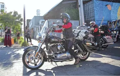  ?? MEG POTTER/THE REPUBLIC ?? Shelly Denny leads Indigenous women on a motorcycle tour that kicked off in Phoenix on Saturday.