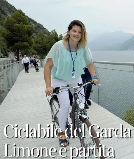  ??  ?? Sospesi nel vuotoLa ciclabile del Garda dovrà essere realizzata in buona parte a sbalzo sul lago, un costo non indifferen­te, che permetterà però di ottenere una ciclabile di interesse mondiale (Foto Cavicchi)