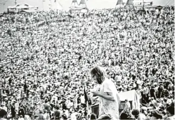  ?? Foto: UPI, dpa ?? 400 000 Menschen kamen zum legendären Woodstock-Festival. Es fand Mitte August 1969 in dem Dörfchen Bethel nördlich von New York statt.