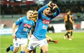  ?? CIRO DE LUCA/REUTERS ?? PANTANG TUMBANG: Bomber Napoli Lorenzo Insigne merayakan golnya ke gawang AS Roma.