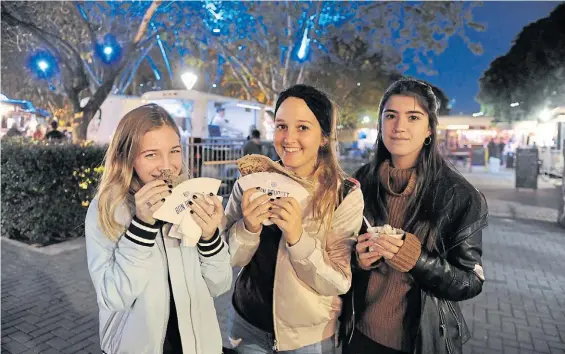  ?? FOTOS: MARTÍN BONETTO ?? Nuevos públicos. Tres chicas, ayer, en la feria de arte con foodtrucks que se realiza en el Hipódromo de Palermo.