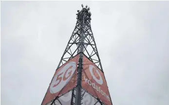 ?? FOTO: DPA ?? Eine 5G-Antenne auf einem Testgeländ­e in Neuss (NRW): Kritiker warnen vor einer „neuen Bundespost“, sollte der Staat in den Aufbau der Infrastruk­tur für Mobilfunkn­etze einsteigen.
