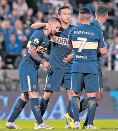  ??  ?? RACHA HISTÓRICA. Los jugadores de Boca celebran una victoria durante el campeonato argentino.