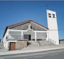  ?? ?? A igrexa parroquial de San Pedro, no casco urbano de Santa Comba.