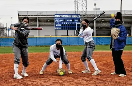 ?? Billy Calzada / Staff photograph­er ?? Jocelyn Perez, from left, Julie Sosar, Jenesa Rodriguez and Danyelle Olvera return to a South San team that was 13-2 in 2020.