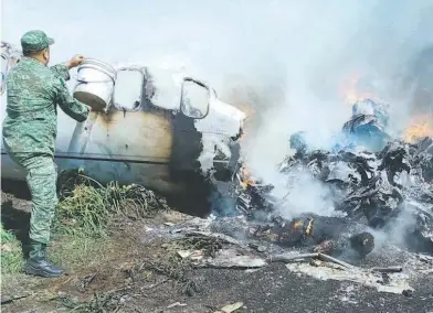  ?? /CORTESÍA CUERPOS DE RESCATE ?? Elementos de la Sedena hacían pruebas de vuelo en Veracruz cuando se desplomó la aeronave LearJet 45