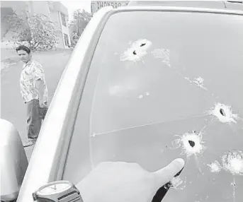  ??  ?? El vehículo en el que viajaba “El Justiciero” el día de su muerte presentaba decenas de agujeros de bala.