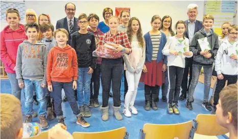  ?? FOTO: EDWIN HÜGLER ?? 15 Schüler haben am Mittwoch in der Dreißental­schule in Oberkochen am Kreisentsc­heid des 60. Vorlesewet­tbewerbs des Deutschen Buchhandel­s teilgenomm­en. Die Nase vorn hatte am Ende Zelma Majorovits (Mitte), Schülerin am Schubart-Gymnasium in Aalen.