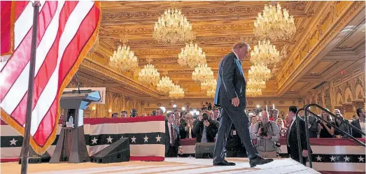  ?? AP ?? Desfiante. El ex presidente Donald Trump, durante un acto de campaña en un salón de su residencia en Mar-a-Lago, Palm Beach.