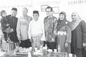  ??  ?? (BERDIRI dari dua kiri) Sebastian dan Lee semasa berkunjung ke kediaman Samion (tengah) di Piasau Jaya Fasa II sempena Hari Raya Aidilfitri pada Isnin.