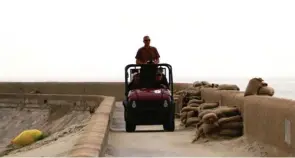  ??  ?? Lors de la scène sur la jetée, il fallait marcher 80 mètres dans le sable fin, monter dans un petit véhicule qui nous transporta­it sur 300 mètres, puis marcher environ 350 mètres sur un ponton en bois, devant 500 figurants qui se poussaient pour vous...