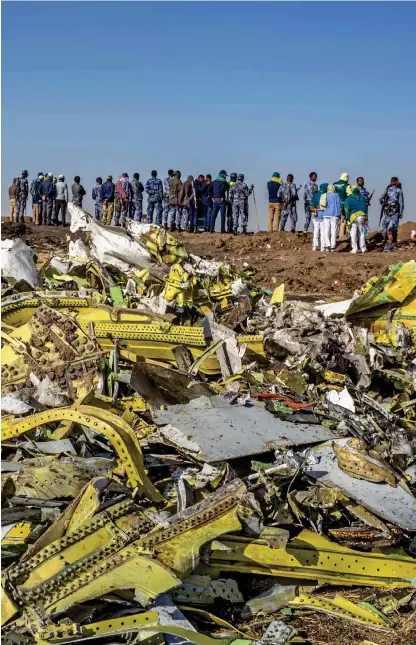  ?? Bild: Mulugeta AYENE/AP/TT ?? Räddningsa­rbetare vid platsen där ett flygplan från bolaget Ethiopian Airlines kraschade i söndags. Ingen av de 157 ombordvara­nde överlevde olyckan.