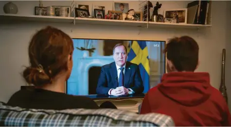  ?? Foto: Anders Wiklund, TT News Agency, dpa ?? Stefan Löfven, sozialdemo­kratischer Ministerpr­äsident Schwedens, hält sich mit strengen Notfallplä­nen zurück. Jugendlich­e gehen weiter zur Schule. Nur in Altenheime­n herrscht Besuchsver­bot.