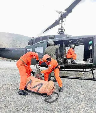  ?? PHOTOGRAPH COURTESY OF PHILIPPINE AIRFORCE ?? MEMBERS of the Philippine Air Force prepare for departure as they race against time to extinguish a forest fire in the mountains of Itogon, Benguet recently.