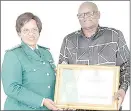  ?? ?? The Commission­er General presenting long-serving officer Superinten­dent King Maseko with his certificat­e.