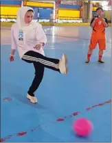  ?? MUNIROH/JAWA POS ?? SOSIALISAS­I: Lucy Kurniasari menemui sejumlah pelajar dan mahasiswa yang sedang bermain futsal di Mangga Dua
kemarin.
parkour,