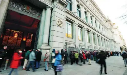  ?? EFE ?? Largas colas en el Banco de España para tratar de comprar Letras y Bonos del Estado