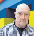  ?? FOTO: GUIDO KIRCHNER/DPA ?? Sean Scully vor seiner Skulptur „Opulent Ascension“.