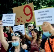  ??  ?? Dall’alto e in senso orario: la platea del cinema Beltrade e quella del Dal Verme; l’esibizione di danza classica per la riapertura del Terminal 1 di Malpensa; la protesta dei lavoratori dello spettacolo fuori dalla Triennale