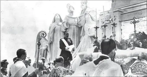  ?? Foto ABC ?? El rey Alfonso XIII preside la consagraci­ón de España al Sagrado Corazón de Jesús el 30 de Mayo de 1919