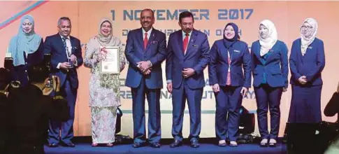  ??  ?? DR Ali (empat dari kiri) bersama penerima anugerah Hari Inovasi dan Kecemerlan­gan JPM, semalam.