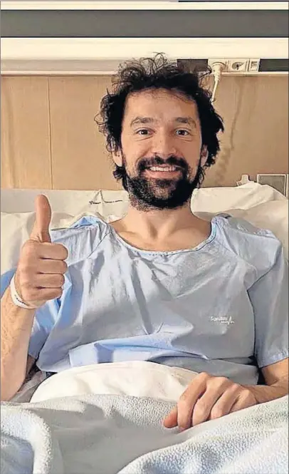  ??  ?? Sergio Llull posa sonriente después de pasar el jueves por el quirófano en el Hospital Sanitas La Moraleja.