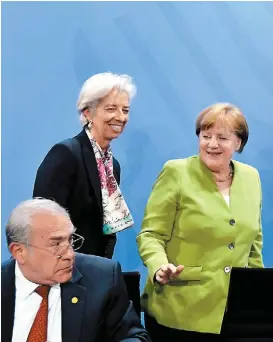  ?? JOHN MACDOUGALL/AFP ?? Lagarde, Merkel y Gurría en la reunión económica de Berlín.