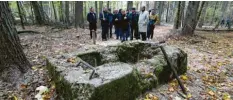  ?? Foto: Marcus Merk ?? Auf dem Gelände des ehemaligen Waldwerks Kuno sind noch die Reste der Rüstungsan­lage zu erkennen. Ein Gedenkweg mit Schautafel­n und einigen Fundstücke­n in Kisten führt seit 2018 durch den Wald an der A 8.