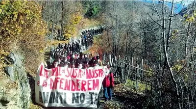  ??  ?? Proteste
Il corteo dei manifestan­ti No Tav nei pressi del cantiere in Val di Susa