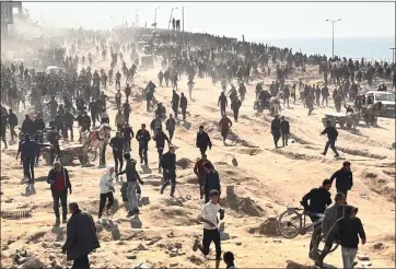  ?? MAHMOUD ESSA — THE ASSOCIATED PRESS ?? Palestinia­ns wait for humanitari­an aid on a beachfront in Gaza City, Gaza Strip, on Sunday.