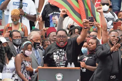  ?? JACQUELYN MARTIN / GETTY IMAGES ?? Jacob Blake Sr., father of Jacob Blake, speaks at the March on Washington at the Lincoln Memorial in the nation’s capital on Friday. Jacob Blake was seriously wounded by Kenosha police on Sunday.