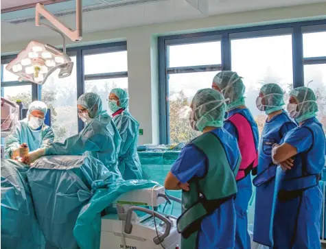  ?? Foto: Doris Wiedemann ?? Vier Mediziner aus Argentinie­n (rechts) beobachten Professor Cakir, Chefarzt der Unfall- und Orthopädis­chen Chirurgie (2.v.li.), und sein Team bei einer Wirbelsäul­en-Operation in der Wertachkli­nik.