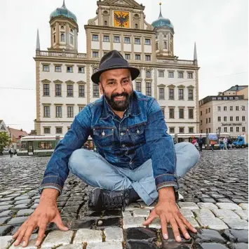  ?? Foto: Klaus Rainer Krieger ?? Farhad Sidiqi Jooyenda ist leidenscha­ftlicher Musiker. Der Sänger und Songwriter aus Afghanista­n spielt auch gerne Klavier, was er hier symbolisch mit dem verschiede­nfarbigen Kopfsteinp­flaster zeigt. Am Samstagnac­hmittag tritt er bei der Kundgebung ge...