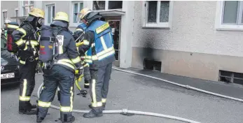  ?? FOTO: DIRK THANNHEIME­R ?? Die Feuerwehr Bad Saulgau muss am Dienstagab­end einen Kellerbran­d in der Sießener Straße in Bad Saulgau bekämpfen. Zwei Bewohner werden dabei leicht verletzt.