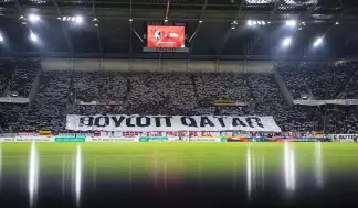  ?? ?? Katar-Protest der Fans des SC Freiburg am 13.11.22 während des Spiels gegen Union Berlin