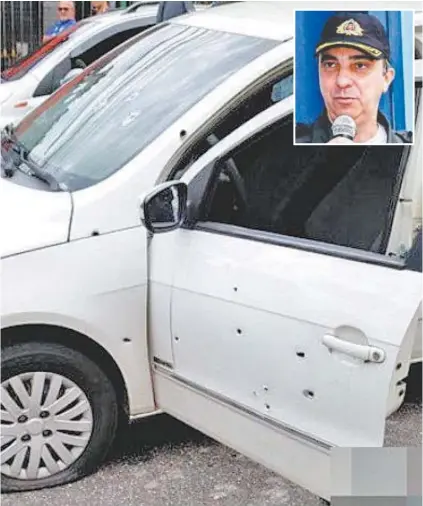  ??  ?? O carro do coronel Luiz Gustavo Lima Teixeira com marcas de balas: crime ocorreu na Rua Hermengard­a