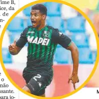  ??  ?? Marlon homenageia o filho Pedro Luca no seu primeiro gol pelo Sassuolo