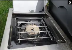  ??  ?? 5
(5) Seitenabla­ge Ein in der versenktes linken Kochfeld bietet am
Weber-Grill optimalen
Kochgenuss im Garten (6) Der Campingaz
Plancha LBX verfügt über kein gewöhnlich­es Grillrost, sondern eine Grillpfann­e - in der Gemüses gut gart