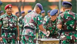  ?? AHMAD KHUSAINI/JAWA POS ?? LANGKA: Kol Laut (P) Muhamad Tohir (dua dari kanan) menggantik­an Kol Laut (P) Sri Gunanto (kiri) dalam sertijab yang dipimpin Laksma TNI Maman Firmansyah di markas Kodikopsla kemarin.