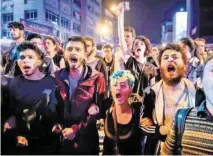  ?? AFP ?? Viele Türken zeigten ihren Unmut auf der Strasse.