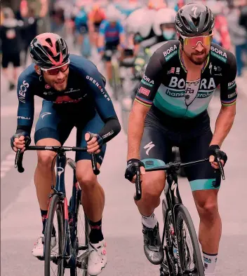  ??  ?? Ehi, pedalo così Filippo Ganna, 24 anni, con Peter Sagan, 31, al Giro d’Italia 2020: nella tappa di Tortoreto, che vinse lo slovacco, in fuga era andato anche il gigante piemontese